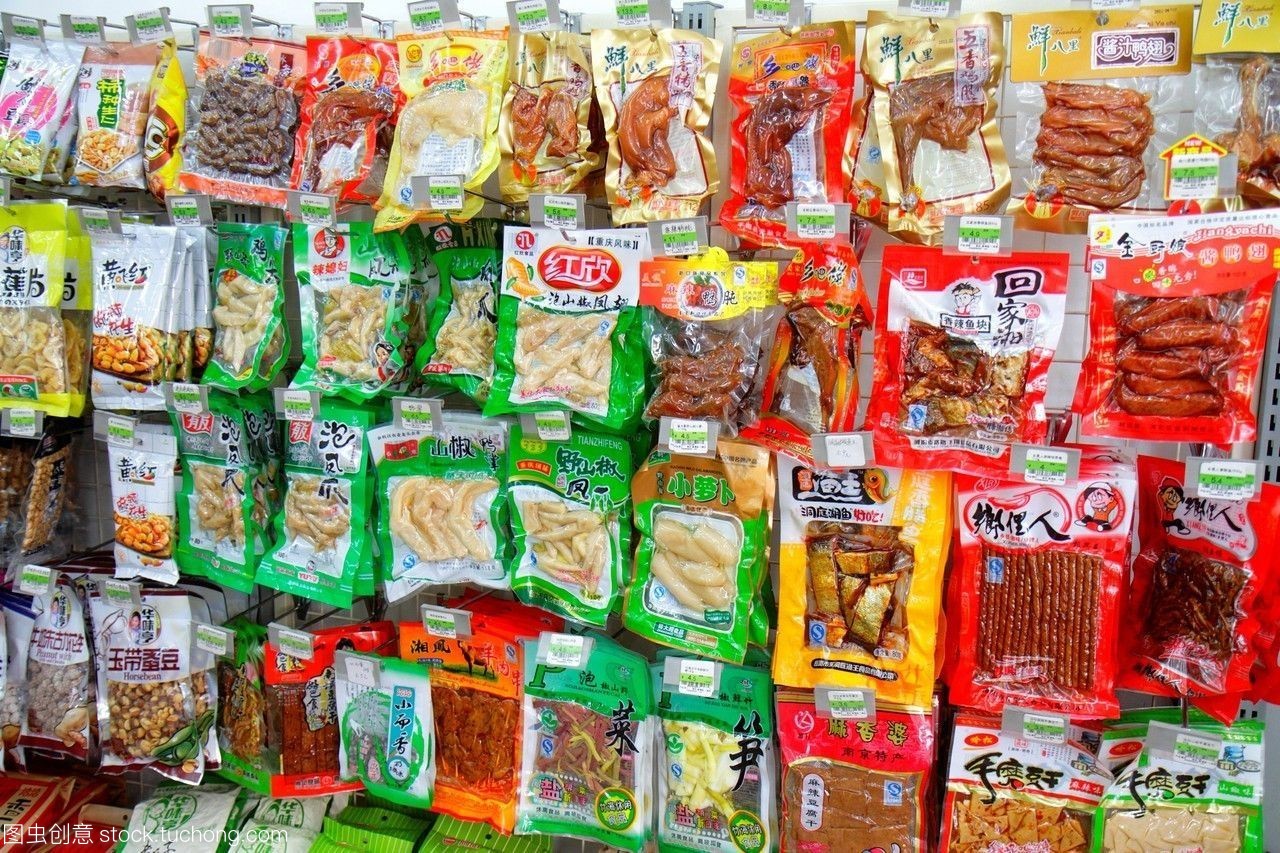 上海黄浦区江西路便利店零售展示 真空包装食品与酒类经营的符号化购物体验